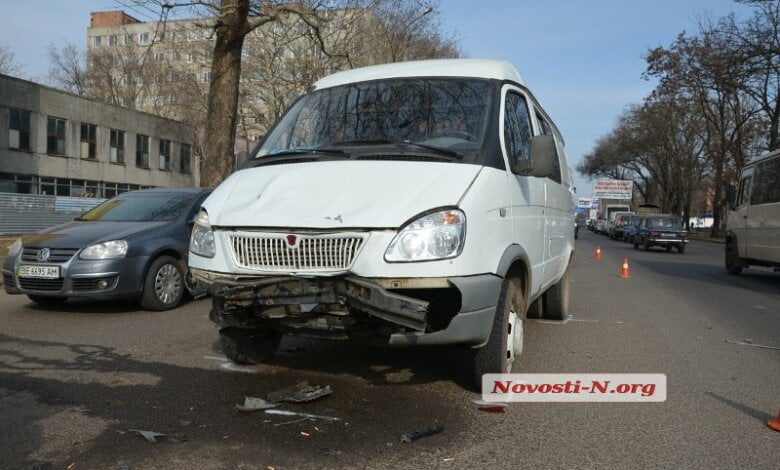 На проспекте Богоявленском микроавтобус предприятия «Николаевгаз» устроил аварию с участием трех автомобилей | Корабелов.ИНФО image 1