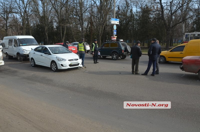 На проспекте Богоявленском микроавтобус предприятия «Николаевгаз» устроил аварию с участием трех автомобилей | Корабелов.ИНФО image 5