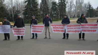 В Николаеве под горсоветом проходит пикет против строительства Храма в Корабельном районе | Корабелов.ИНФО image 1