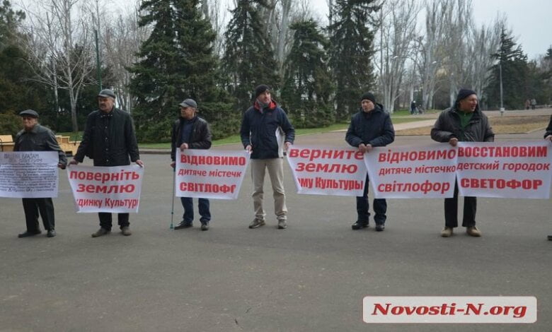 В Николаеве под горсоветом проходит пикет против строительства Храма в Корабельном районе | Корабелов.ИНФО image 1