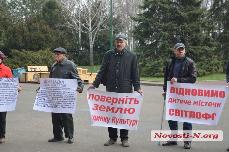 В Николаеве под горсоветом проходит пикет против строительства Храма в Корабельном районе | Корабелов.ИНФО image 2