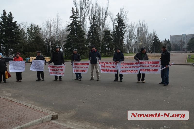 В Николаеве под горсоветом проходит пикет против строительства Храма в Корабельном районе | Корабелов.ИНФО image 3