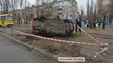 В Николаеве автомобиль врезался в столб и перевернулся | Корабелов.ИНФО