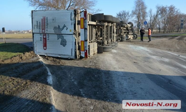 Под Николаевом перевернулась "фура" с 30 тоннами яиц | Корабелов.ИНФО