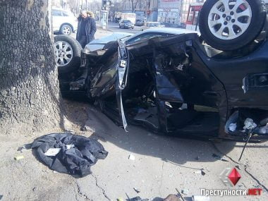 На перекрестке в Николаеве «KIA» протаранил «ВАЗ», который от удара перевернулся и врезался в дерево | Корабелов.ИНФО image 3