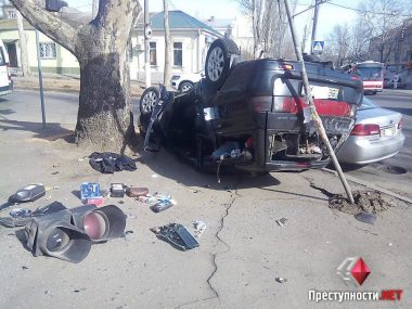 На перекрестке в Николаеве «KIA» протаранил «ВАЗ», который от удара перевернулся и врезался в дерево | Корабелов.ИНФО image 4