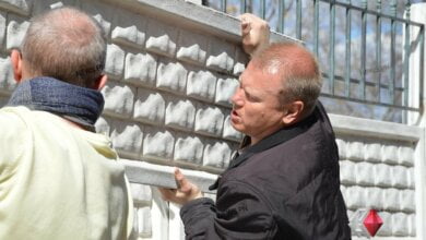 Жители дома разобрали забор, незаконно установленный членом «команды Сенкевича» | Корабелов.ИНФО