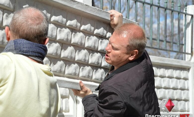 Жители дома разобрали забор, незаконно установленный членом «команды Сенкевича» | Корабелов.ИНФО