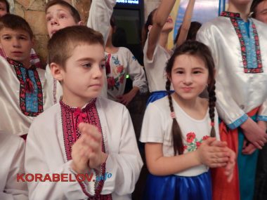"От такого перехватывает горло". С цветами, фейерверками и танцами встретил интернат в Корабельном своих хоккеистов с Олимпиады | Корабелов.ИНФО image 4