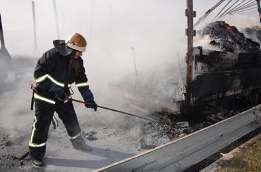 ДТП у Вітовському районі: дві вантажівки зіткнулись та загорілися - гасити прибули 5 одиниць техніки та 20 рятівників | Корабелов.ИНФО image 5