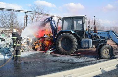 ДТП у Вітовському районі: дві вантажівки зіткнулись та загорілися - гасити прибули 5 одиниць техніки та 20 рятівників | Корабелов.ИНФО image 3