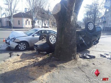 На перекрестке в Николаеве «KIA» протаранил «ВАЗ», который от удара перевернулся и врезался в дерево | Корабелов.ИНФО image 2