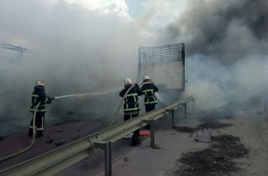 ДТП у Вітовському районі: дві вантажівки зіткнулись та загорілися - гасити прибули 5 одиниць техніки та 20 рятівників | Корабелов.ИНФО image 2