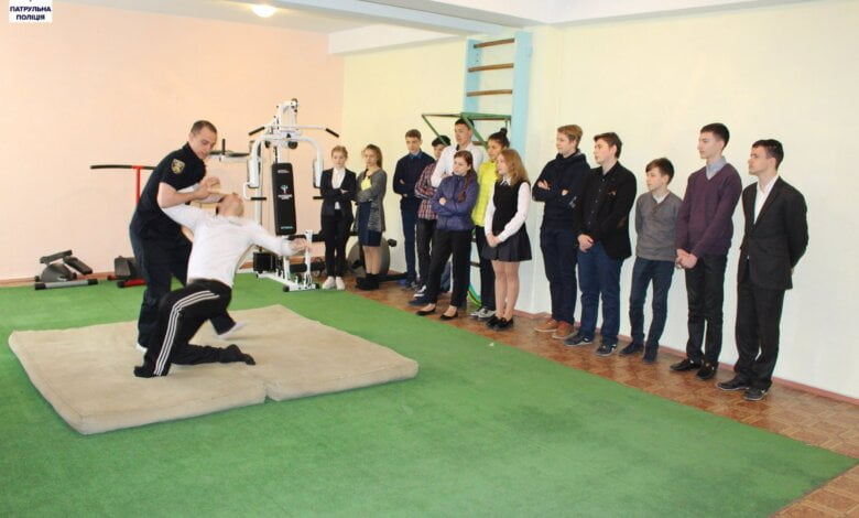 У школі № 1 імені Олега Ольжича учнів вчили самообороні, першій медичній допомозі й не тільки | Корабелов.ИНФО image 1