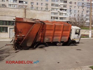 ЧП в Корабельном районе: во дворе "многоэтажек" мусоровоз провалился колесами под асфальт | Корабелов.ИНФО image 8