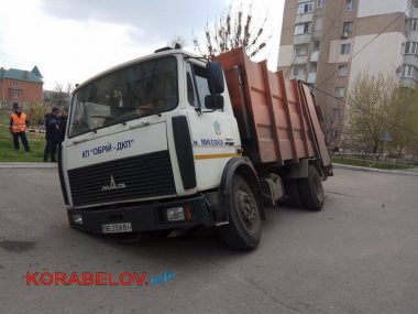ЧП в Корабельном районе: во дворе "многоэтажек" мусоровоз провалился колесами под асфальт | Корабелов.ИНФО image 1
