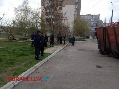 ЧП в Корабельном районе: во дворе "многоэтажек" мусоровоз провалился колесами под асфальт | Корабелов.ИНФО image 12