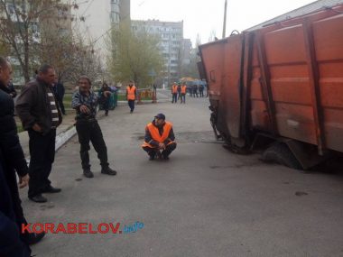 ЧП в Корабельном районе: во дворе "многоэтажек" мусоровоз провалился колесами под асфальт | Корабелов.ИНФО image 11
