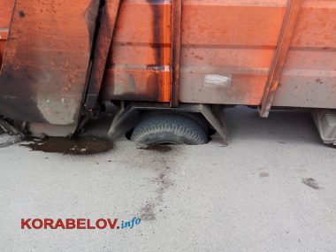 ЧП в Корабельном районе: во дворе "многоэтажек" мусоровоз провалился колесами под асфальт | Корабелов.ИНФО image 4