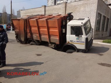 ЧП в Корабельном районе: во дворе "многоэтажек" мусоровоз провалился колесами под асфальт | Корабелов.ИНФО image 6