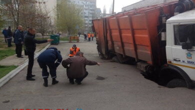 ЧП в Корабельном районе: во дворе "многоэтажек" мусоровоз провалился колесами под асфальт | Корабелов.ИНФО image 10