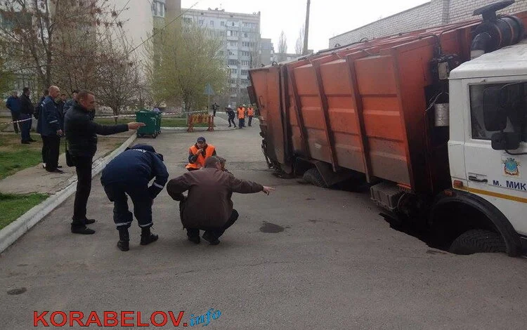 ЧП в Корабельном районе: во дворе "многоэтажек" мусоровоз провалился колесами под асфальт | Корабелов.ИНФО image 10