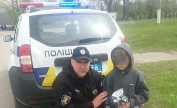 Один, а за годину - інший. У поминальний день хлопчики загубились на кладовищі, але патрульні відшукали їх батьків | Корабелов.ИНФО