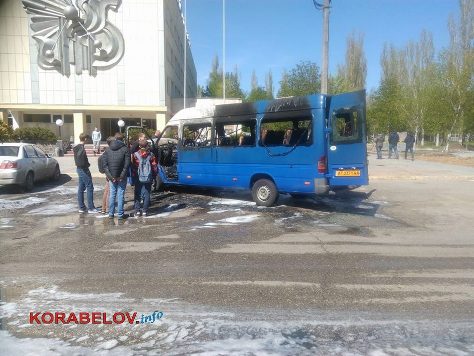 Возле гостиницы "Металлург" сгорел микроавтобус | Корабелов.ИНФО image 1