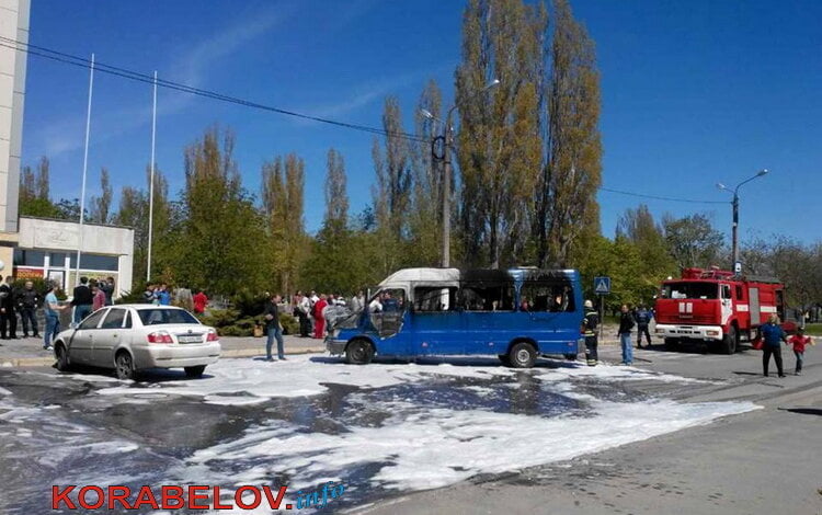 Возле гостиницы "Металлург" сгорел микроавтобус | Корабелов.ИНФО image 5