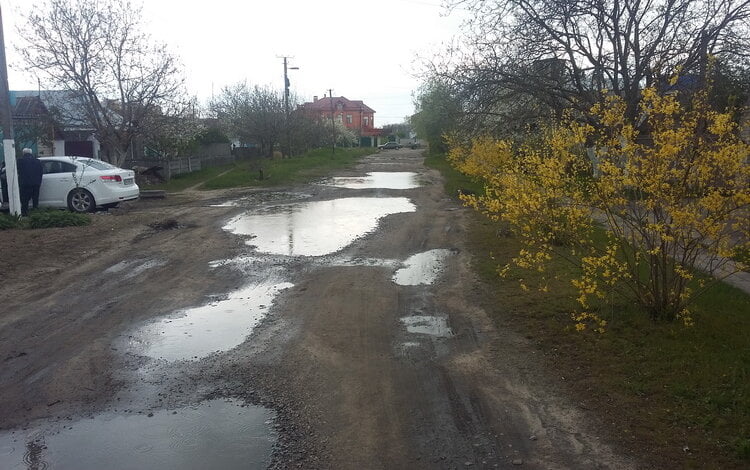 "После дождя эти «озера» высыхают очень долго", - житель Балабановки - о местных дорогах | Корабелов.ИНФО image 2