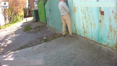 У Миколаєві хлопець, якого "не поділили" жінки на вулиці, влаштувавши бійку, став справляти малу нужду на очах у всіх... | Корабелов.ИНФО image 1