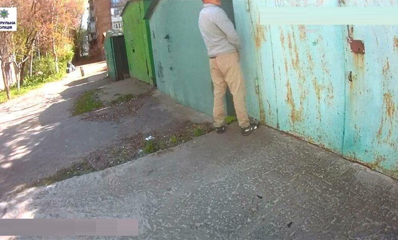 У Миколаєві хлопець, якого "не поділили" жінки на вулиці, влаштувавши бійку, став справляти малу нужду на очах у всіх... | Корабелов.ИНФО image 1