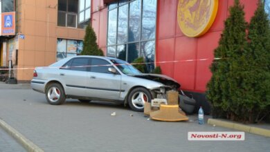 "Mazda" врезалась в ресторан в центре города | Корабелов.ИНФО image 1