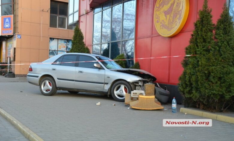 "Mazda" врезалась в ресторан в центре города | Корабелов.ИНФО image 1