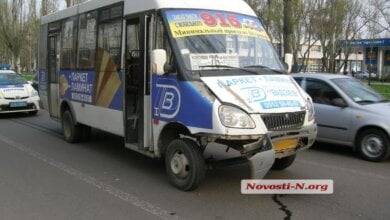 Микроавтобус маршрута №76 врезался в «Шкоду» | Корабелов.ИНФО