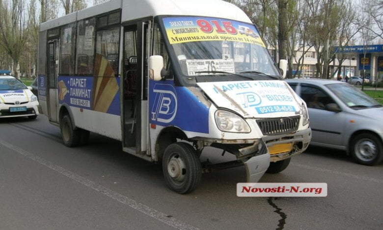 Микроавтобус маршрута №76 врезался в «Шкоду» | Корабелов.ИНФО