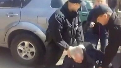 В Николаеве полицейские "заломали" пенсионера, перекрывшего движение на дороге | Корабелов.ИНФО