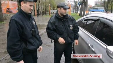 На пр.Богоявленском пьяный водитель пытался убежать от полицейских, а затем заперся в автомобиле | Корабелов.ИНФО