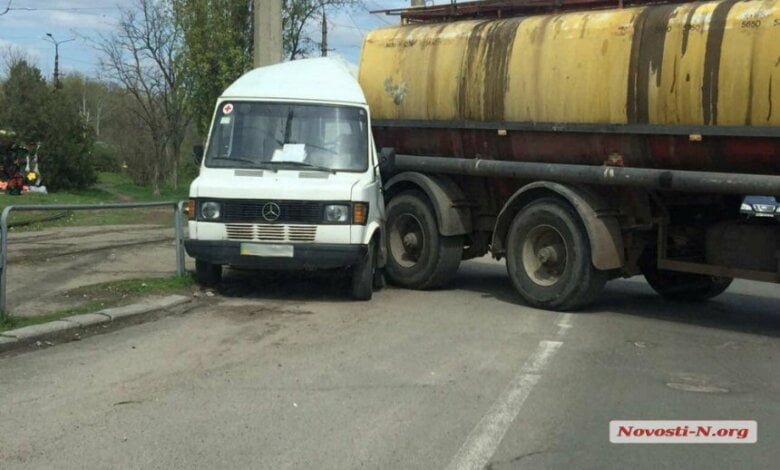 В Николаеве столкнувшиеся «Мерседес» и автоцистерна полностью перекрыли дорогу | Корабелов.ИНФО