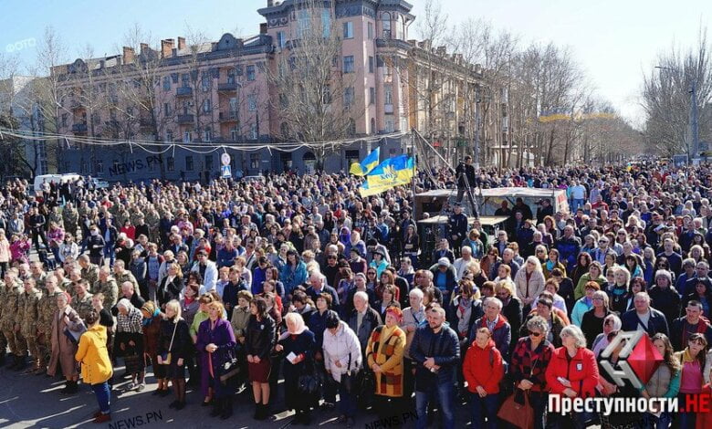 Жители Николаева на Соборной площади помолились за мир в Украине и победу над агрессором | Корабелов.ИНФО image 1