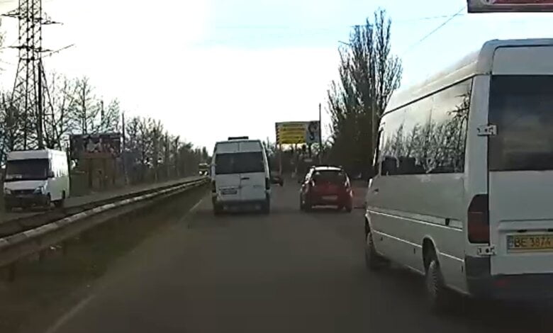 Опасные маневры "маршрутчика" на проспекте Богоявленском | Корабелов.ИНФО