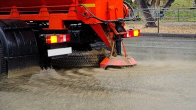 КП "ЭЛУ автодорог" готовит спецтехнику и посыпку для дорог: будут встречать снег | Корабелов.ИНФО