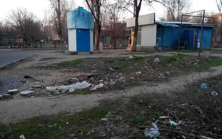 "Спасибо нашим дорогим соседям". Кто-то мусорит, а кто-то убирает во дворах Корабельного района | Корабелов.ИНФО image 4