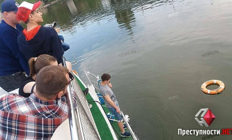 «По приколу»: в Николаеве во время прогулки на катере выпивший мужчина выпрыгнул за борт | Корабелов.ИНФО