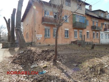 "Жить на свалке не хотелось бы», - жители Корабельного о множестве куч прошлогодней листвы и другого мусора по району | Корабелов.ИНФО image 11