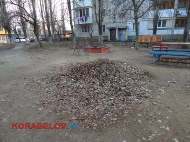 "Жить на свалке не хотелось бы», - жители Корабельного о множестве куч прошлогодней листвы и другого мусора по району | Корабелов.ИНФО image 3