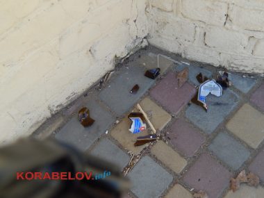 "Разве это реальность?" 9 месяцев не могут восстановить разрушенную стену "Сказки" в Корабельном, а порядка там всё меньше | Корабелов.ИНФО image 4