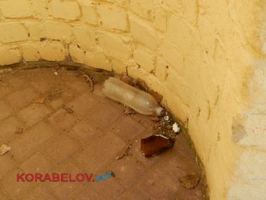 "Разве это реальность?" 9 месяцев не могут восстановить разрушенную стену "Сказки" в Корабельном, а порядка там всё меньше | Корабелов.ИНФО image 5