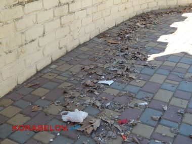 "Разве это реальность?" 9 месяцев не могут восстановить разрушенную стену "Сказки" в Корабельном, а порядка там всё меньше | Корабелов.ИНФО image 6