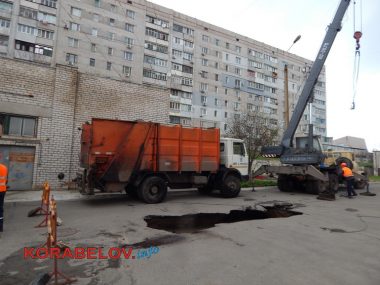 Как спасали провалившийся под асфальт мусоровоз в Корабельном районе | Корабелов.ИНФО image 7